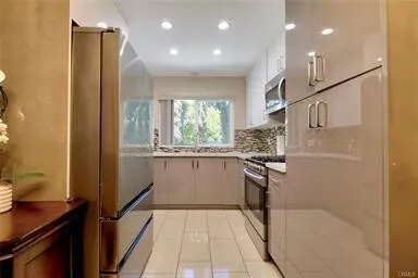 글렌데일 콘도 2bad 2bath 2parking
						교통편하고 관리잘된 콘도
						콘도  Glendale CA's preview 3