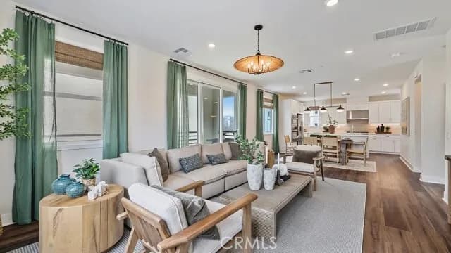 발렌시아 타운홈 
						2025년생, 방4 화장실4, 약 2200 sf, (1층 방1화1), 웍인 클라셋, 좋은학군
						콘도  Valencia CA's preview 1