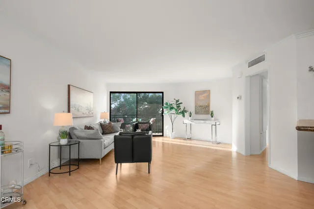 비아마리솔 콘도
						방2 화장실2, Over 1100 sf, TOP FLOOR, 마루바닥, 발코니, 수영장, 편리한위치
						콘도  Los Angeles CA's preview 2