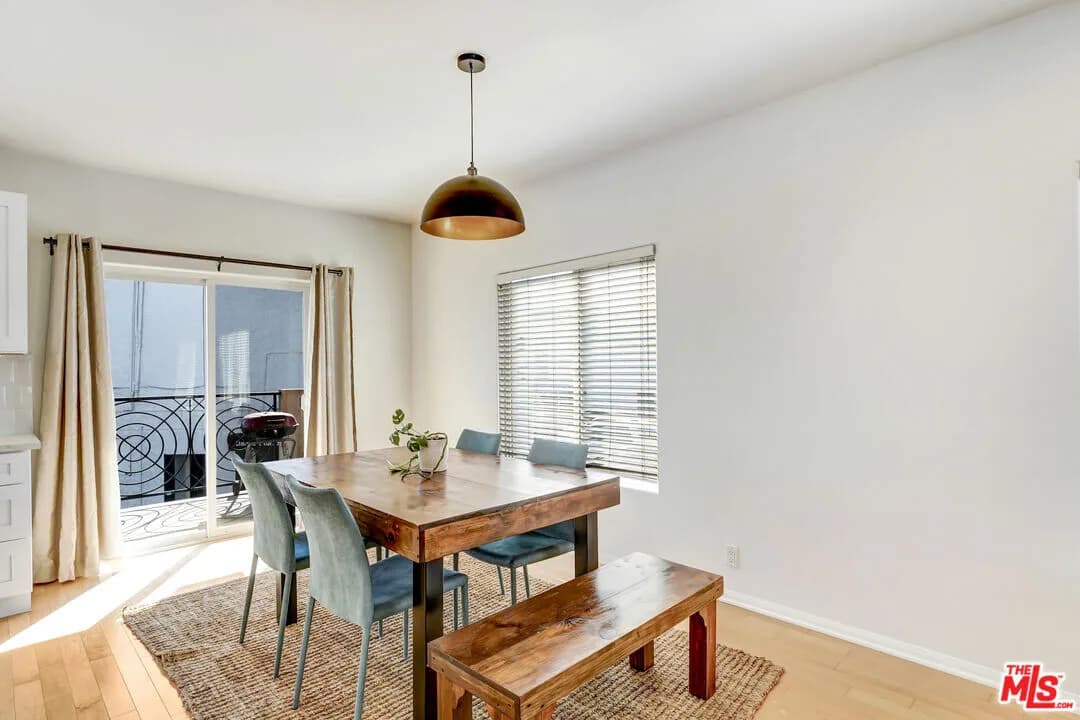 토렌스 타운홈
						방3 화장실3, 약 1500 sf, END UNIT, 오픈구조, 발코니, Attached Garage
						콘도  Torrance CA's preview 1