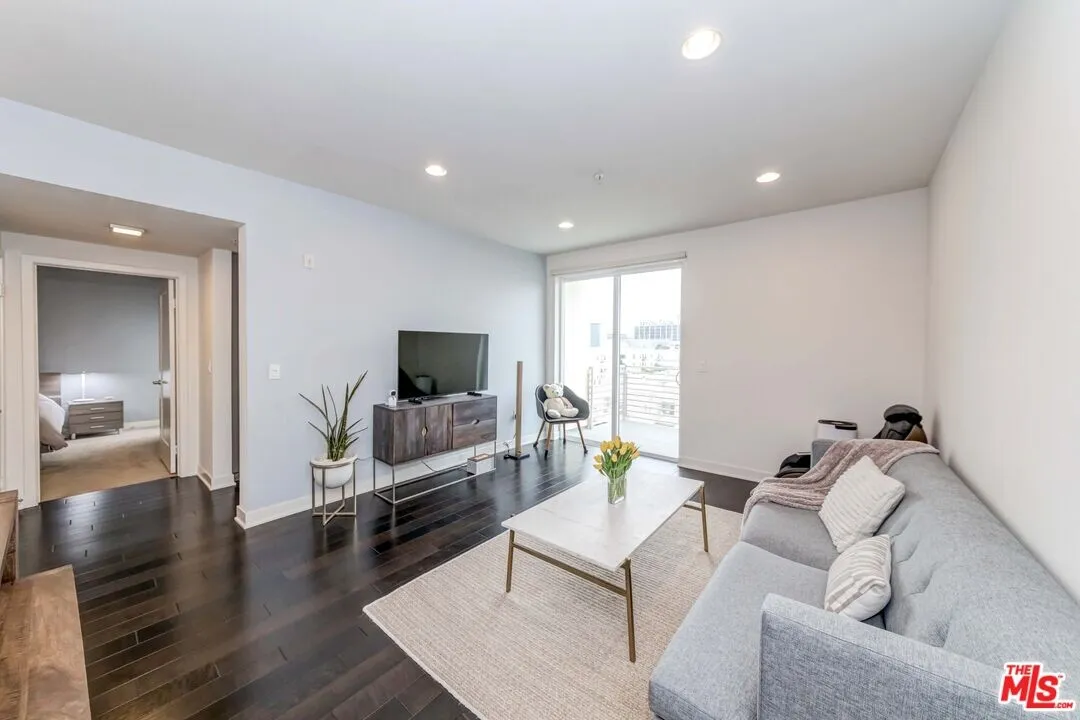 한인타운 콘도
						2015년생, 방2 화장실2, 오픈구조, 발코니2개, 탁트인뷰 꼭대기층, 편리한 위치
						콘도  Los Angeles CA's preview 1