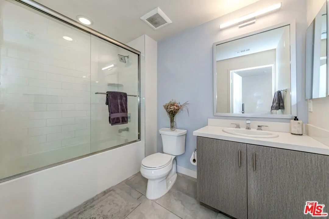 한인타운 콘도
						2015년생, 방2 화장실2, 오픈구조, 발코니2개, 탁트인뷰 꼭대기층, 편리한 위치
						콘도  Los Angeles CA's preview 2