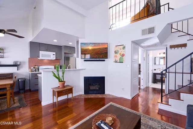 글렌데일 콘도
						방1 화장실1 + LOFT, 파킹2대, 오픈구조, 마루바닥, low HOA, 편리한 위치  
						콘도  Glendale CA's preview 0