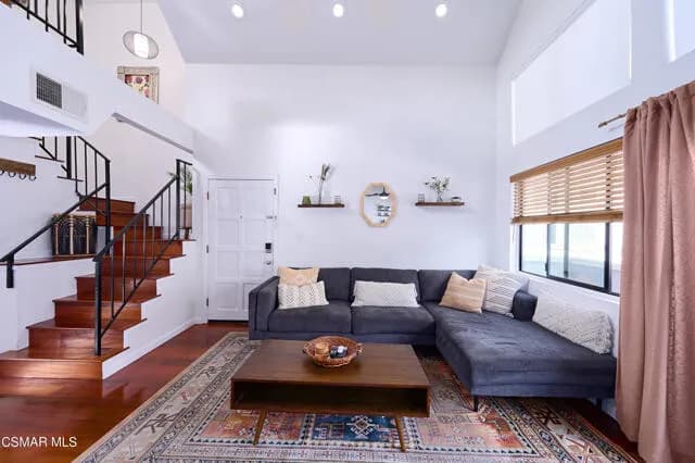 글렌데일 콘도
						방1 화장실1 + LOFT, 파킹2대, 오픈구조, 마루바닥, low HOA, 편리한 위치  
						콘도  Glendale CA's preview 2