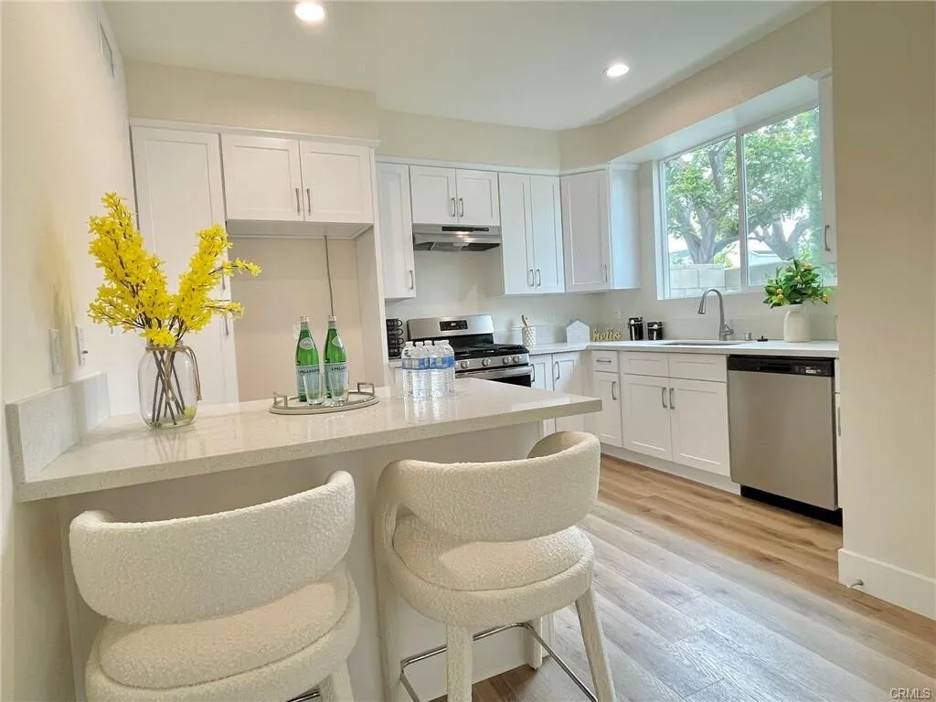 2024년생!! East 위티어 1,978 SqFt 넓은 3베드 타운홈
						제일좋은 END 유닛!! 2024년생!! 최고 Location, 한인마켓, 메이져 상점, 인접

						타운하우스  Whittier CA's preview 3