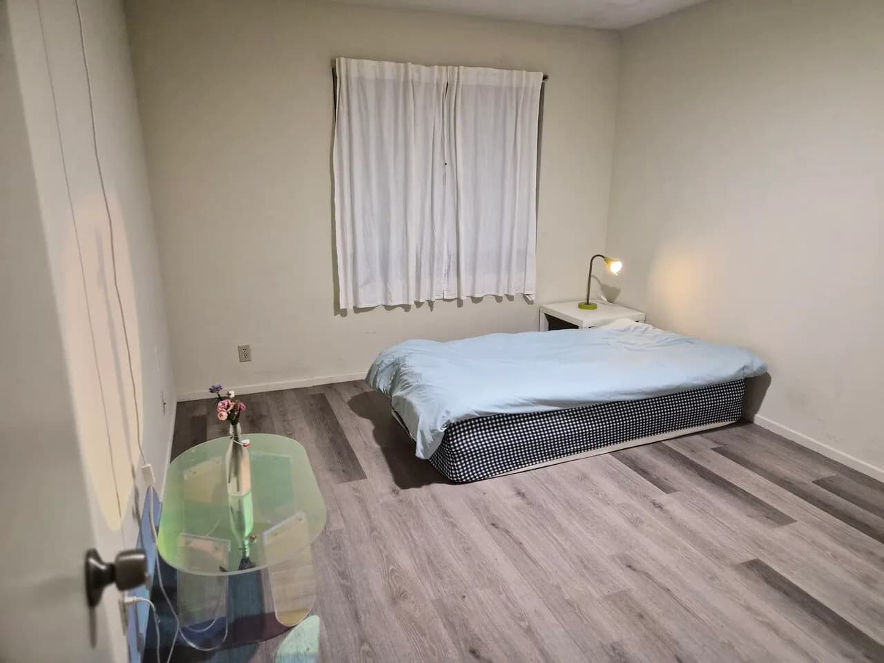 여자룸메이트 구해요
					룸메이트
					Los Angeles's preview 0