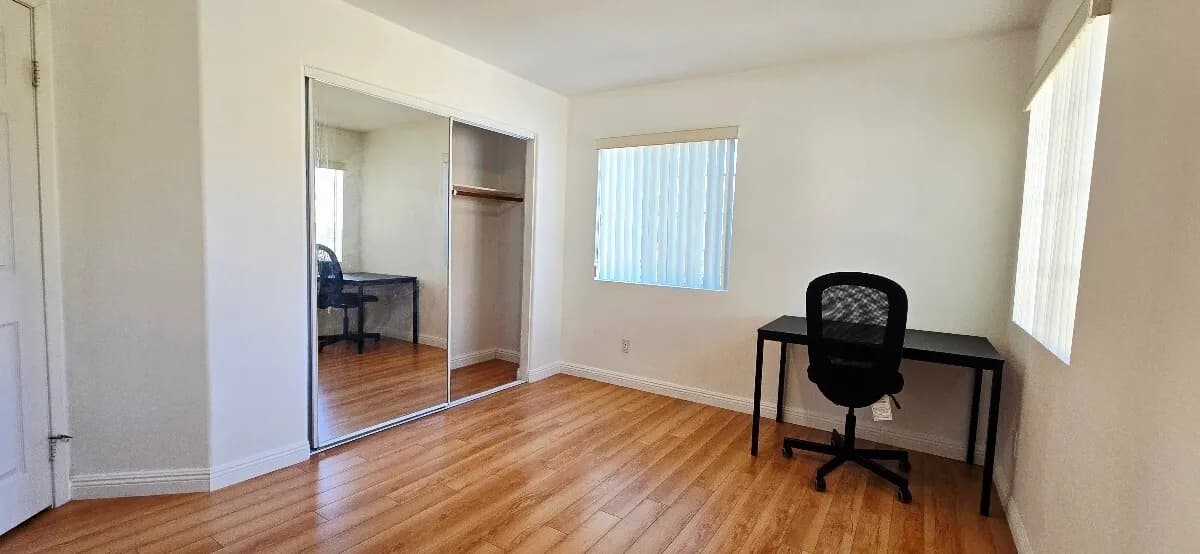 OC La Habra/라하브라 타운하우스(게이트)에 밝은 마루바닦 방 렌트합니다.
					룸메이트
					Oc La Habra 게이트 커뮤니티 방 렌트 안전하고's preview 0