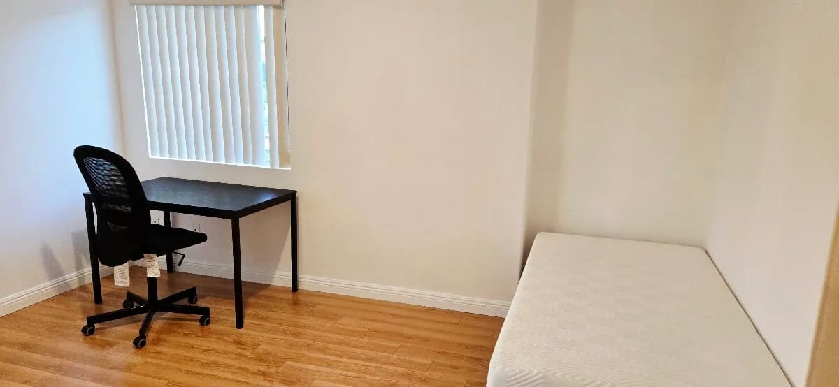 OC La Habra/라하브라 타운하우스(게이트)에 밝은 마루바닦 방 렌트합니다.
					룸메이트
					Oc La Habra 게이트 커뮤니티 방 렌트 안전하고's preview 2