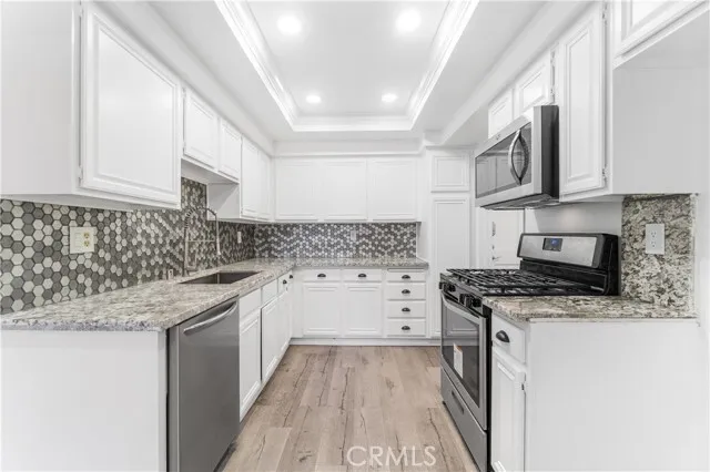 한인타운 콘도
						방2 화장실2, 약 1200 sf, 리모델, 오픈구조, 마루바닥, 발코니, 윌셔 출퇴근 보도거리
						콘도  Los Angeles CA's preview 0