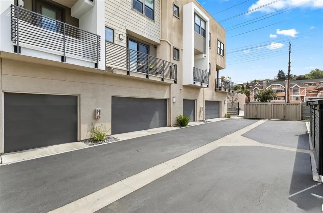 에코팍 근처 콘도
						2015년생, 방3 화장실4, 타운홈 스타일, 오픈구조, 발코니, 웍인 클라셋, Attached Garage
						콘도  Los Angeles CA's preview 3