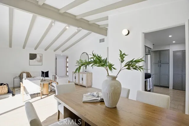 위네카 하우스
						방4 화장실2, 건평 약 1400 sf, 랏 약 8000 sf
						주택  Winnetka CA's preview 2