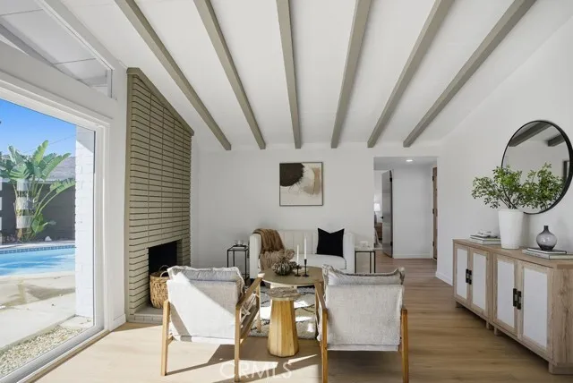 위네카 하우스
						방4 화장실2, 건평 약 1400 sf, 랏 약 8000 sf
						주택  Winnetka CA's preview 3