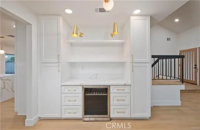 노스리지 하우스
						방4 화장실3, 건평 약 2000 sf, 랏 약 7500 sf
						주택  Northridge CA's preview 1