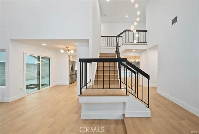 노스리지 하우스
						방4 화장실3, 건평 약 2000 sf, 랏 약 7500 sf
						주택  Northridge CA's preview 2