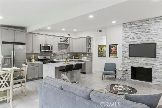 터헝가 하우스 
						방3 화장실3, Over 1300 sf, 랏 약 5900 sf
						주택  Tujunga CA's preview 1