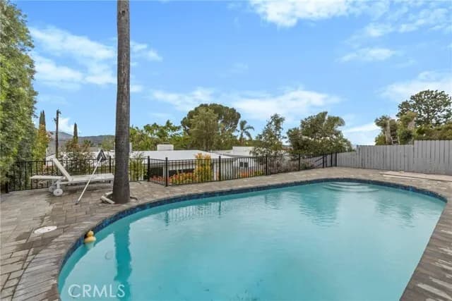 터헝가 하우스 
						방3 화장실3, Over 1300 sf, 랏 약 5900 sf
						주택  Tujunga CA's preview 3