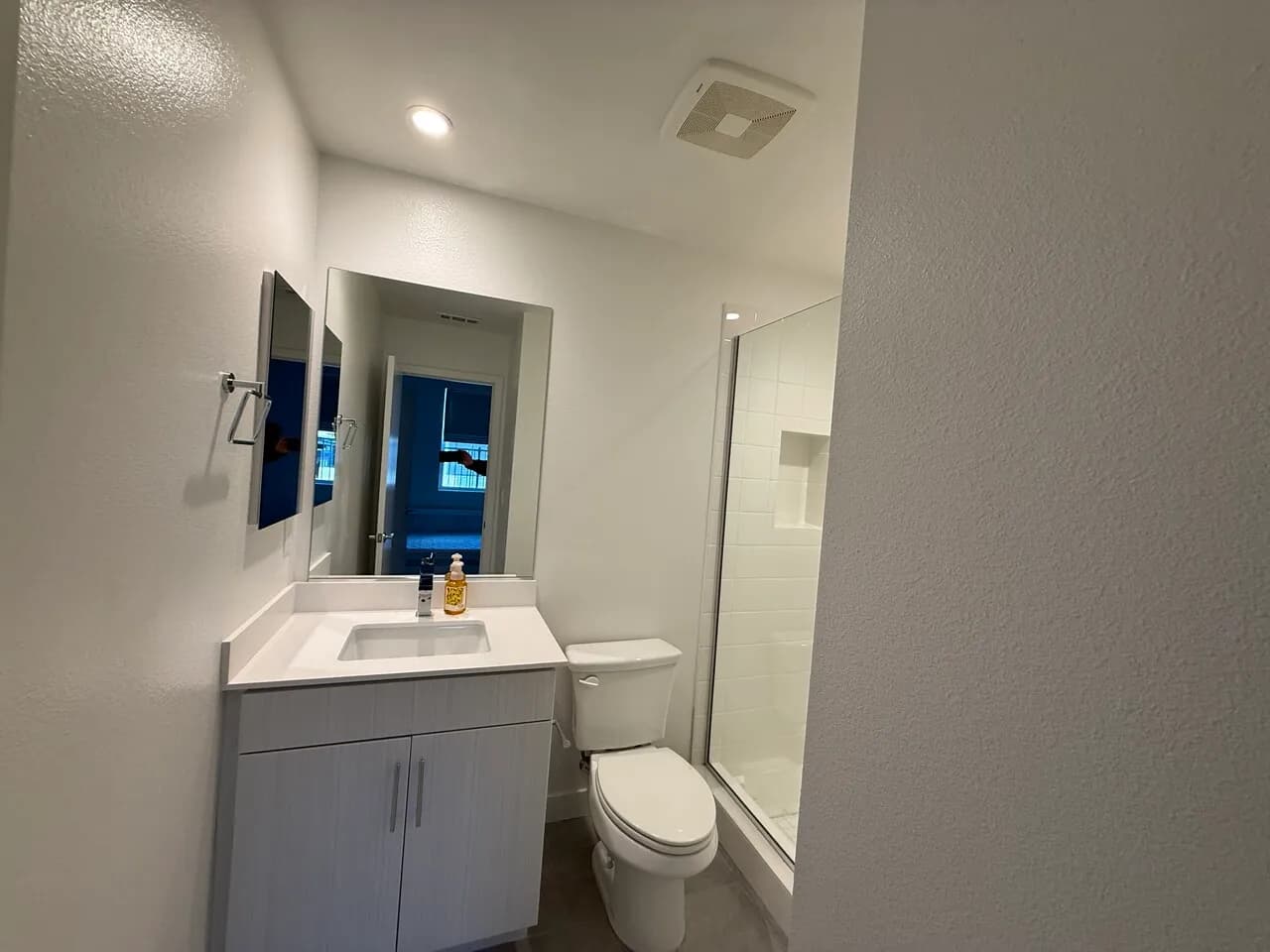 여성 룸메이트+개인 화장실 + 가구 모두다 새것
					룸메이트
					Compton's preview 2