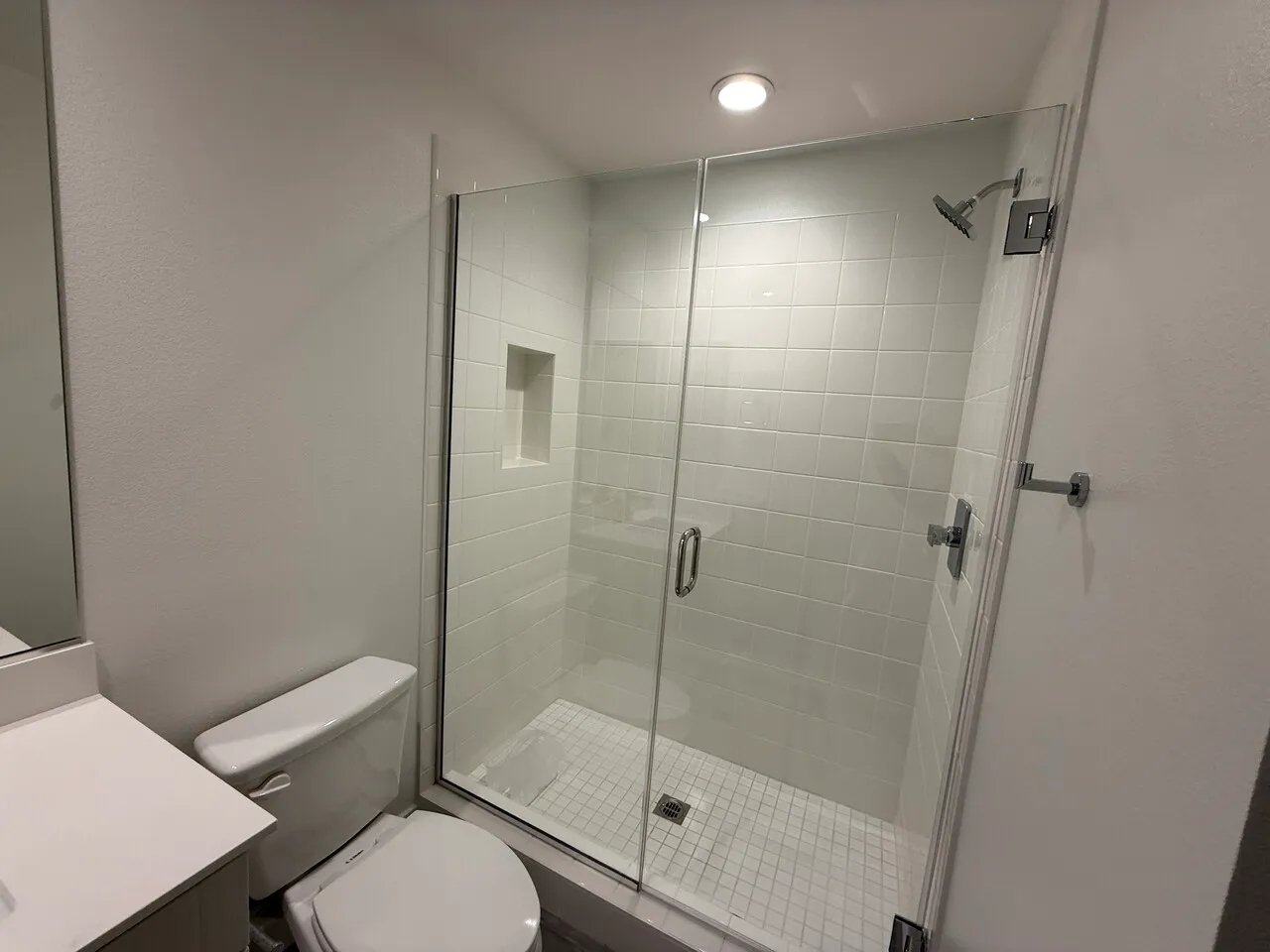 여성 룸메이트+개인 화장실 + 가구 모두다 새것
					룸메이트
					Compton's preview 3