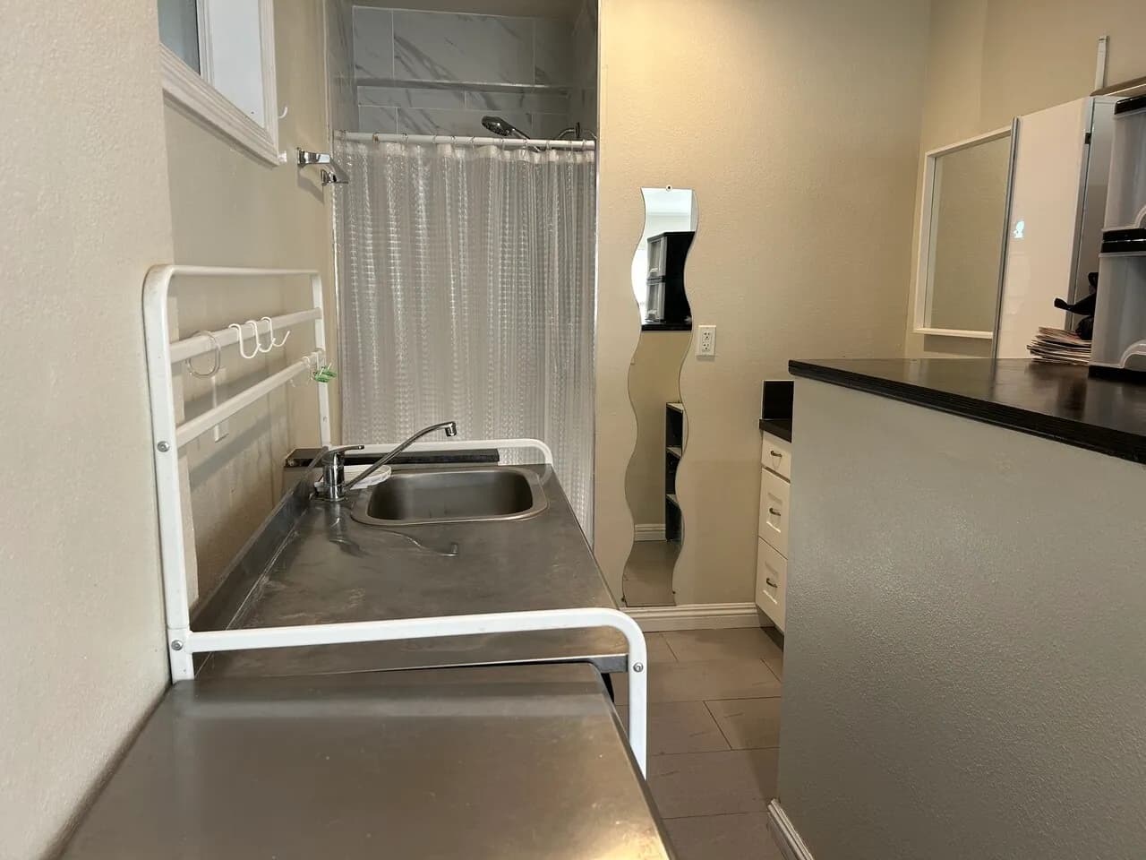 개인 샤워실 갖춘  하우스 2층 - 한타
					룸메이트
					Los Angeles's preview 3