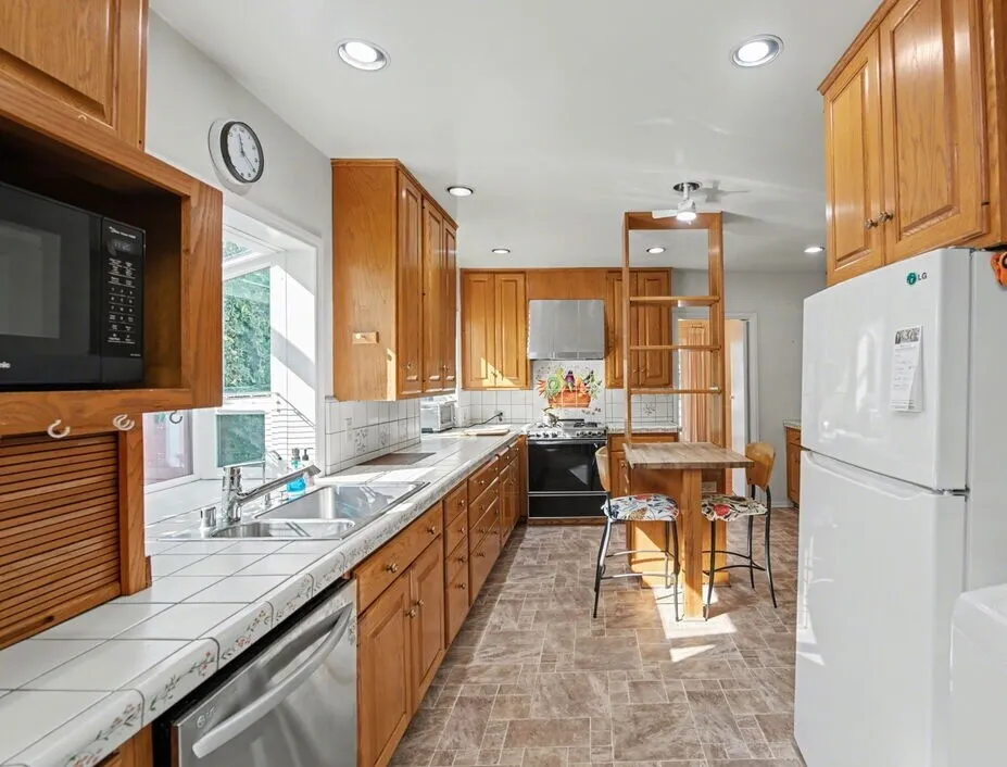 미라클마일 하우스
						방3 화장실2, 건평 약 1400 sf, 랏 약 7000 sf
						주택  Los Angeles CA's preview 0