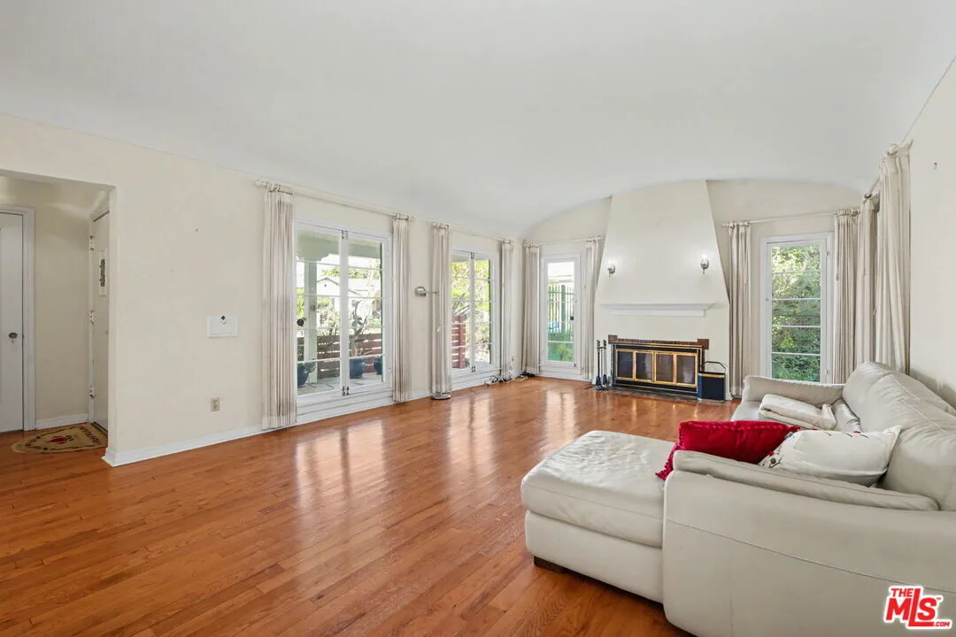 미라클마일 하우스
						방3 화장실2, 건평 약 1400 sf, 랏 약 7000 sf
						주택  Los Angeles CA's preview 1