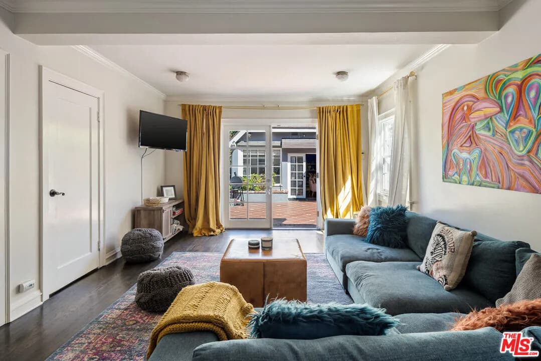 라치몬트 하우스
						방4 화장실4, + Guest House, 건평 Over 3100 sf, 랏 약 6500 sf 
						주택  Los Angeles CA's preview 3