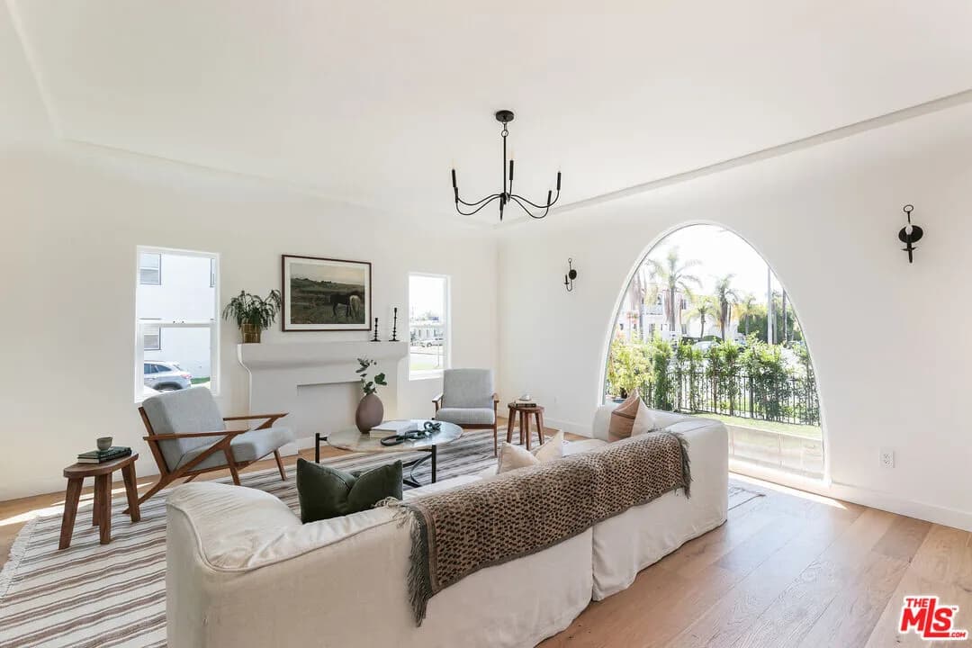 미라클마일 근처 TIC
						방2 화장실2, 약 1425 sf, 리모델, 오픈구조, 밝고 환함, 편리한 위치
						콘도  Los Angeles CA's preview 2