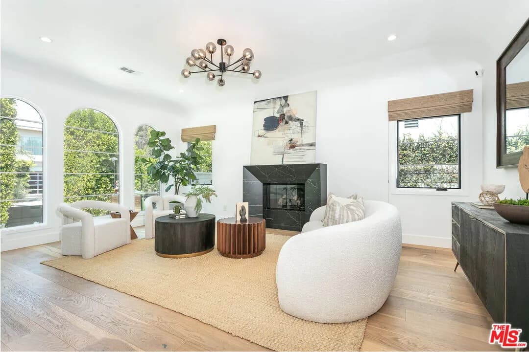 웨스트헐러웃 하우스
						방5 화장실4,+ ADU, 건평 약 2300 sf, 랏 약 6300 sf
						주택  Los Angeles CA's preview 2