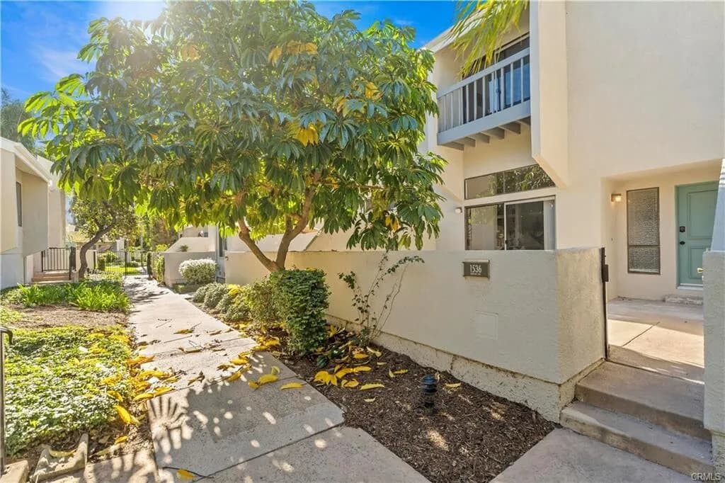 $725,000 리모델링 플러튼 1,652 SqFt 3베드 타운홈
						매우 밝고, 12-foot 높은천장, Quartz 카운터탑 부엌, Recessed Lighting, 2중창문, 마루바닥, 벽난로, 발코니, 바비큐할수있는 넓은 페리오.

						타운하우스  Fullerton CA's preview 0