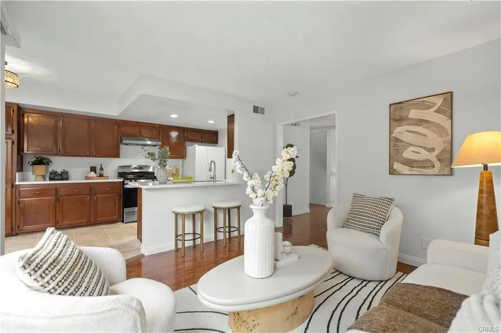 $725,000 리모델링 플러튼 1,652 SqFt 3베드 타운홈
						매우 밝고, 12-foot 높은천장, Quartz 카운터탑 부엌, Recessed Lighting, 2중창문, 마루바닥, 벽난로, 발코니, 바비큐할수있는 넓은 페리오.

						타운하우스  Fullerton CA's preview 2