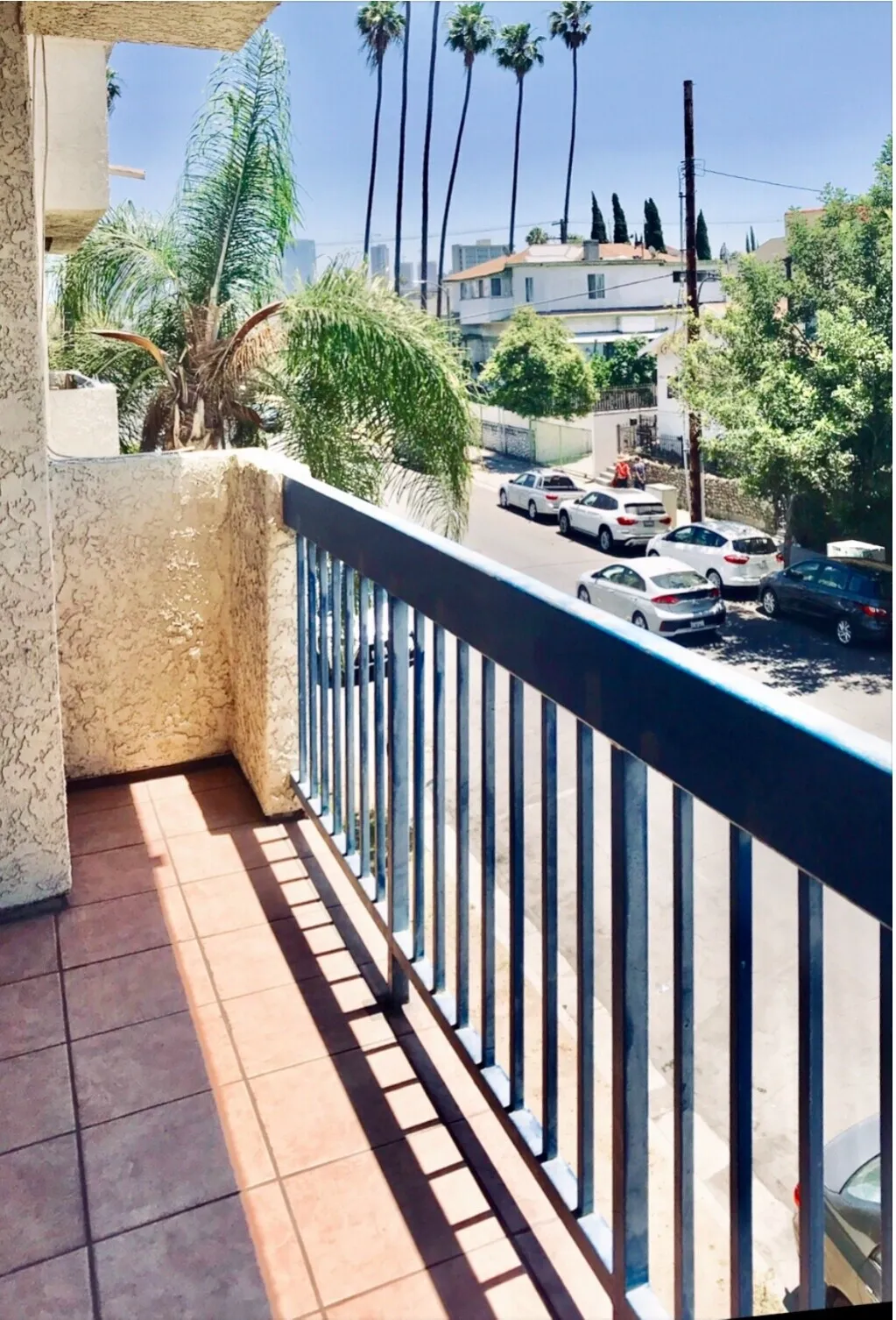 개인방,개인화장실,Bath 마리포사높은곳이라 햇볕이 잘들고 킴스전기 뒤 위치좋아요
					룸메이트
					Losangelese's preview 3