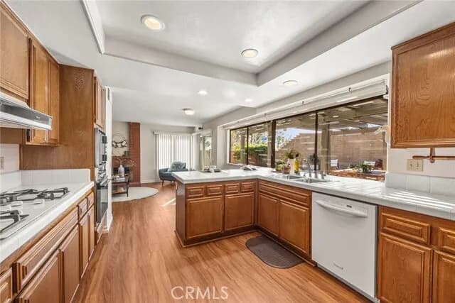 웨스트 토런스 타운홈 – 해변 가까운 가족형 주거
						주택  Torrance CA's preview 3