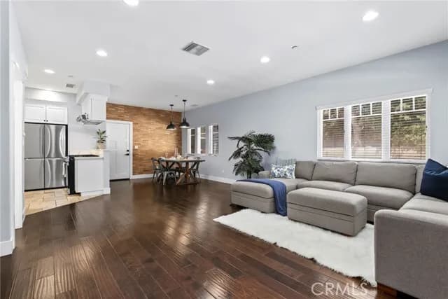 올드 토런스 타운홈 – 크래프츠맨 감성의 코너 유닛
						타운하우스  Torrance CA's preview 1