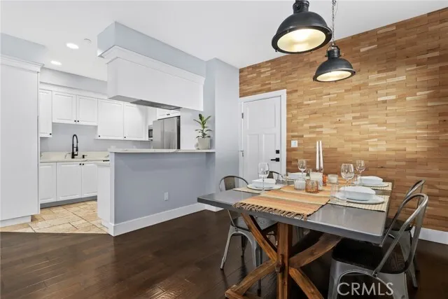 올드 토런스 타운홈 – 크래프츠맨 감성의 코너 유닛
						타운하우스  Torrance CA's preview 2