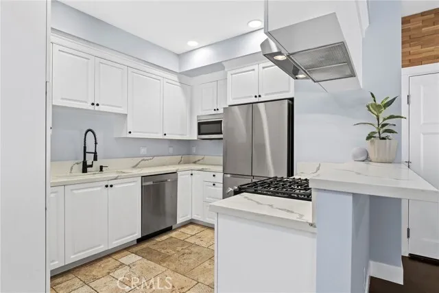 올드 토런스 타운홈 – 크래프츠맨 감성의 코너 유닛
						타운하우스  Torrance CA's preview 3