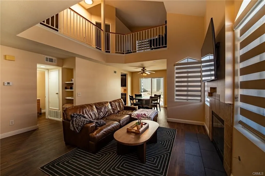 $735,000 치노힐!! 최고학군!! 1,235 SqFt 단독주택!!
						매우 밝고, 높은천장, 새 마루바닥, 새 카펫, recessed lighting, 새 페인트, 2중 창문, 벽난로, 관리 편리한 뒷마당.

						주택  Chino Hills CA's preview 1