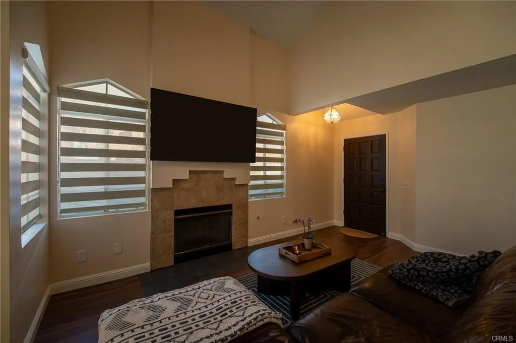 $735,000 치노힐!! 최고학군!! 1,235 SqFt 단독주택!!
						매우 밝고, 높은천장, 새 마루바닥, 새 카펫, recessed lighting, 새 페인트, 2중 창문, 벽난로, 관리 편리한 뒷마당.

						주택  Chino Hills CA's preview 2