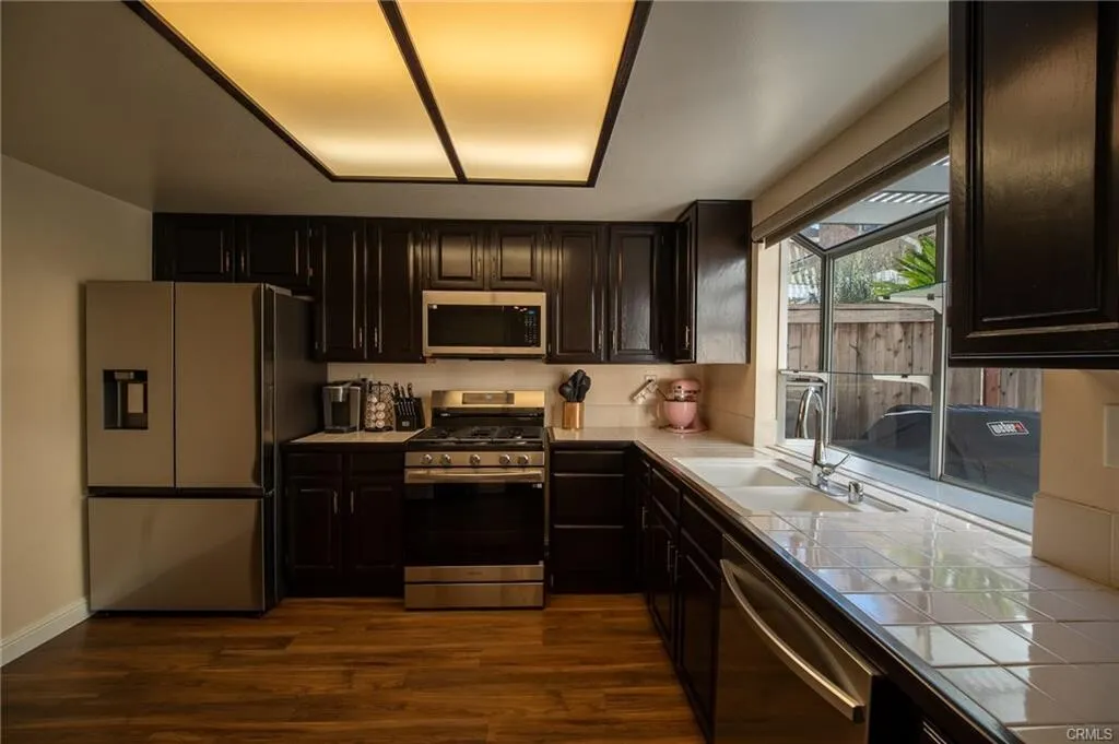 $735,000 치노힐!! 최고학군!! 1,235 SqFt 단독주택!!
						매우 밝고, 높은천장, 새 마루바닥, 새 카펫, recessed lighting, 새 페인트, 2중 창문, 벽난로, 관리 편리한 뒷마당.

						주택  Chino Hills CA's preview 3