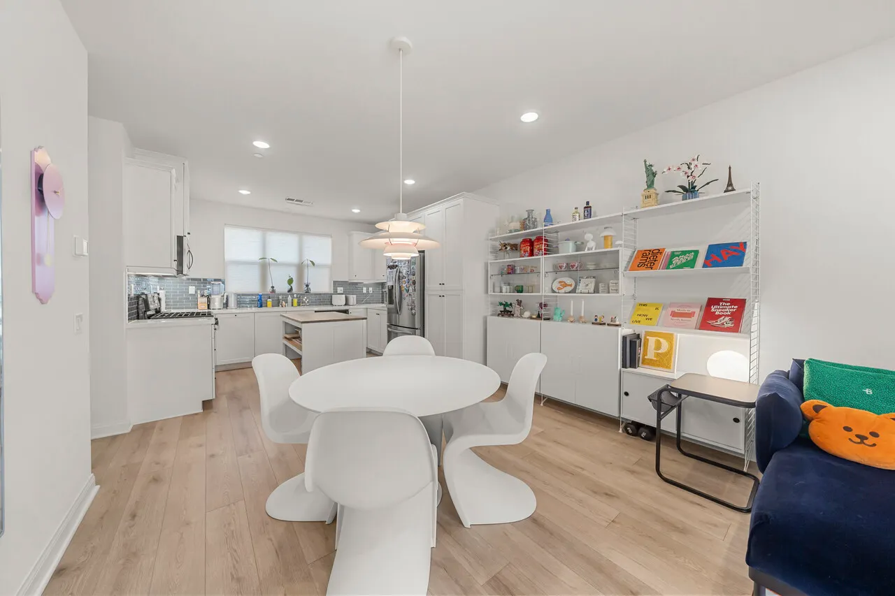 위티어 최고 단지 The Grove 타운홈 
						2베드 2배쓰 1,260sf.  1층에 den
						타운하우스's preview 3