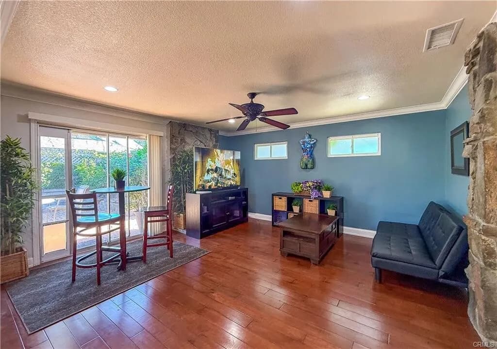 $748,888 [플러튼] 최고학군!! 단독주택같은 단층!! 3베드 타운홈 
						리모델링!! 새 지붕, 매우 밝고, 벽난로, 리모델링 Quartz 카운터탑 부엌, 2중 창문, recessed lighting, 마루바닥, 리모델링 화장실, 바비큐할수있는 넓은 2개 마당.
						타운하우스  Fullerton CA's preview 3