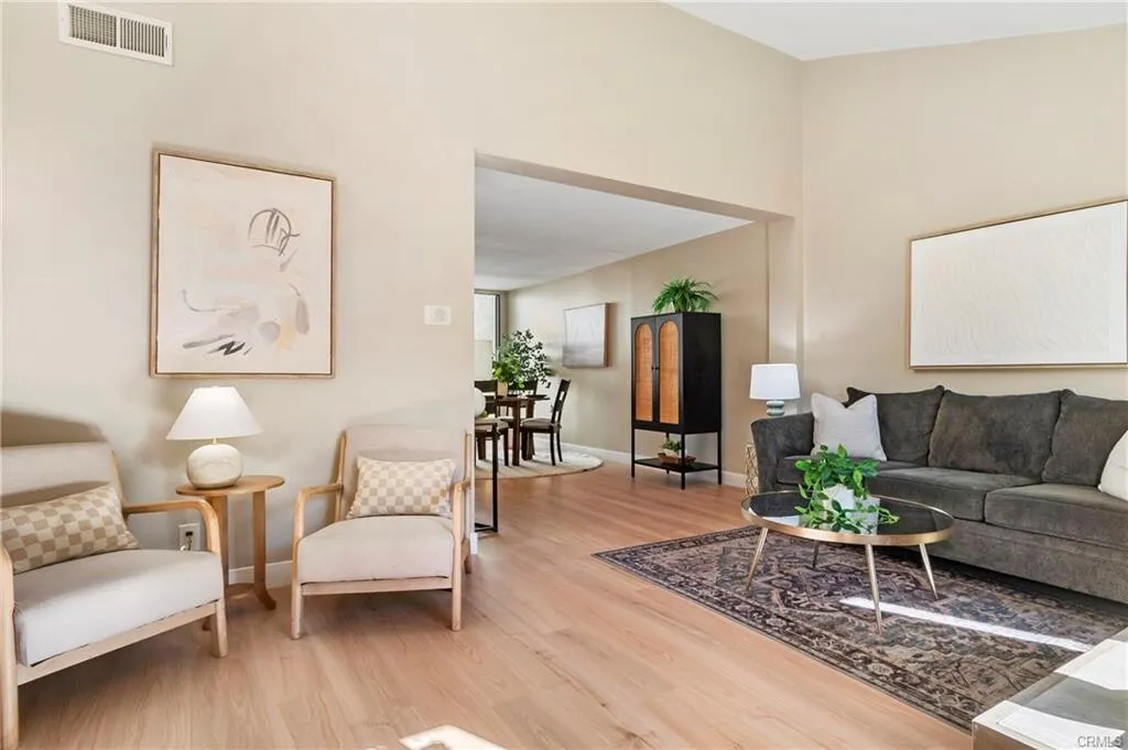 $700,000 브레아 최고지역!! 1,462 SqFt 넓은 3베드 타운홈!! 
						매우 밝고, 높은천장, 화강암 카운터탑 부엌, 새 마루바닥, 2중창문, 벽난로, 새 페인트, 넓은 화장실, 바비큐할수있는 페리오.

						타운하우스  Brea CA's preview 2