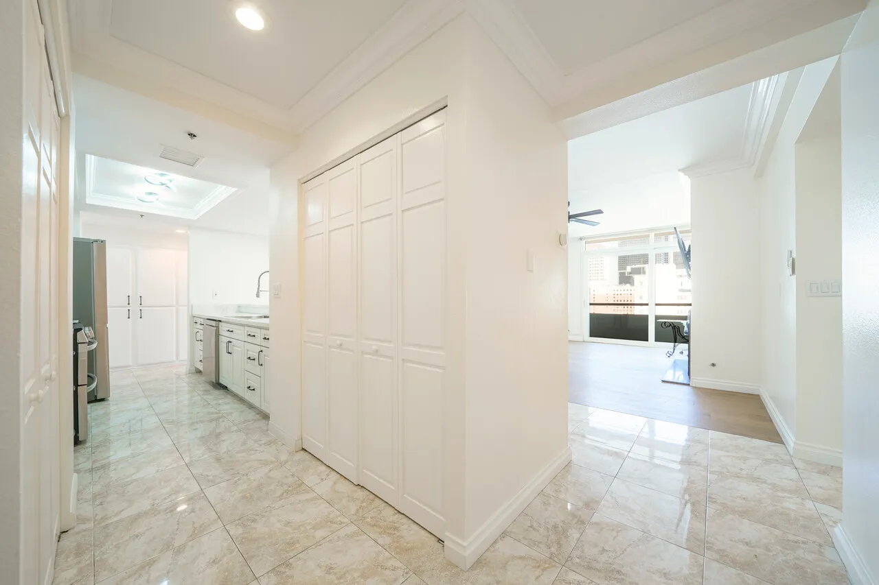 다운타운 펜트하우스
						방2+DEN 화2, 1600sf이상, 리모델, 발코니, 24HR경비, 부대시설, Side by Side 주차
						콘도  Los Angeles CA's preview 1