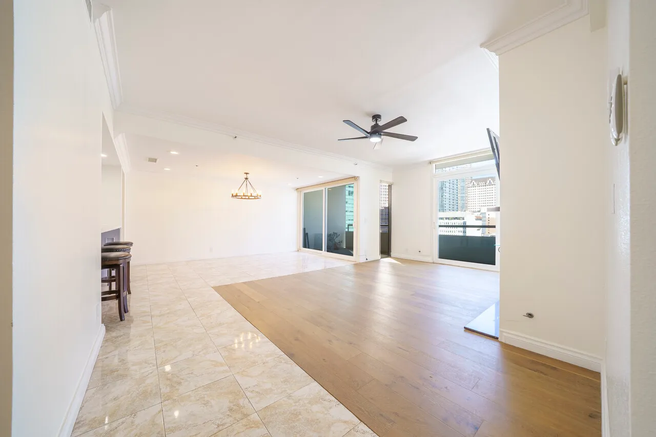 다운타운 펜트하우스
						방2+DEN 화2, 1600sf이상, 리모델, 발코니, 24HR경비, 부대시설, Side by Side 주차
						콘도  Los Angeles CA's preview 3