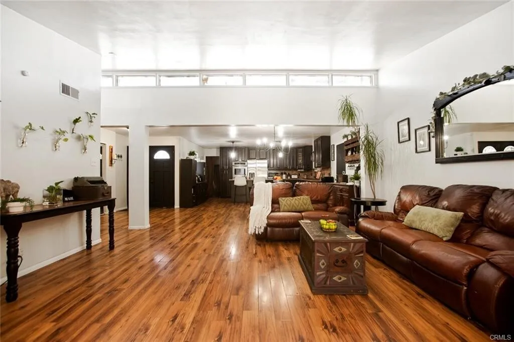 $799,900 위티어!! 1,766 SqFt 3베드 단층 단독주택!!
						매우밝고, 높은천장, 화강암 카운터탑 부엌, recessed lighting, 리모델링 화장실, 벽난로, 수영장, 관리 편리한 넓은 뒷마당 넓은 8,021 SqFt 땅.
						주택  Whittier CA's preview 2