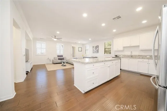 브레아 모던한 방2화2 콘도 
						Brea Prime Location 
						콘도  Brea CA's preview 3