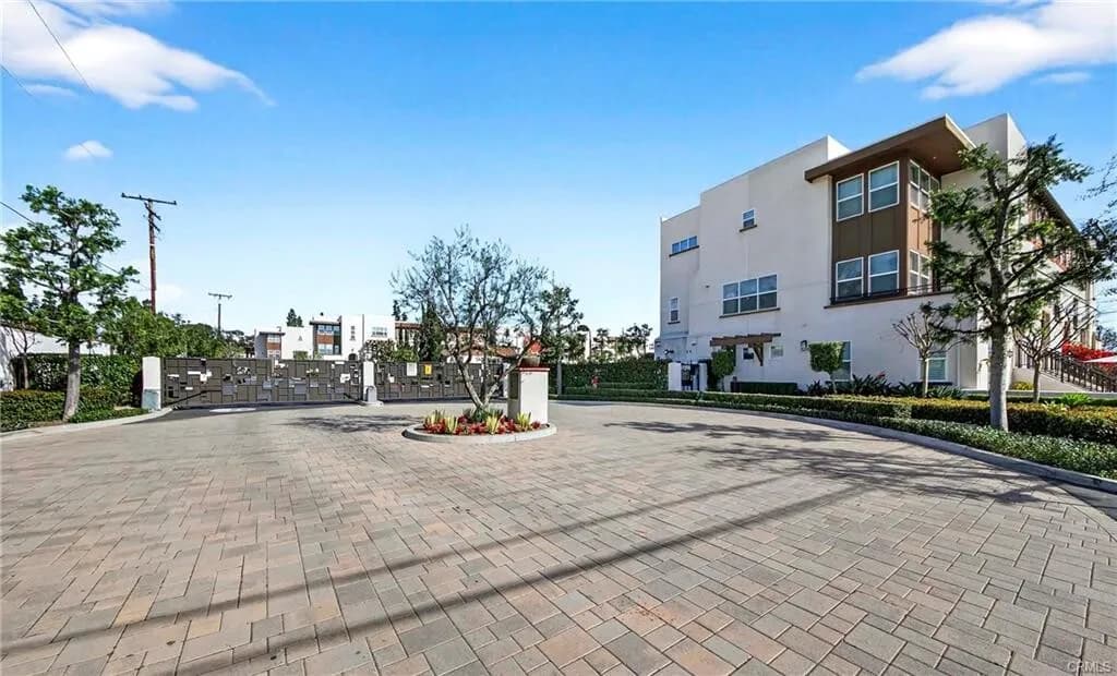 [다우니] 2014년생 게이트 리조트단지 넓은타운홈
						2038 SQFT, 1층에 방, 게이트 리조트단지
						타운하우스  Downey CA's preview 0