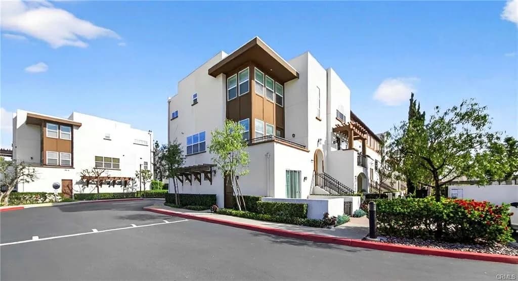 [다우니] 2014년생 게이트 리조트단지 넓은타운홈
						2038 SQFT, 1층에 방, 게이트 리조트단지
						타운하우스  Downey CA's preview 1