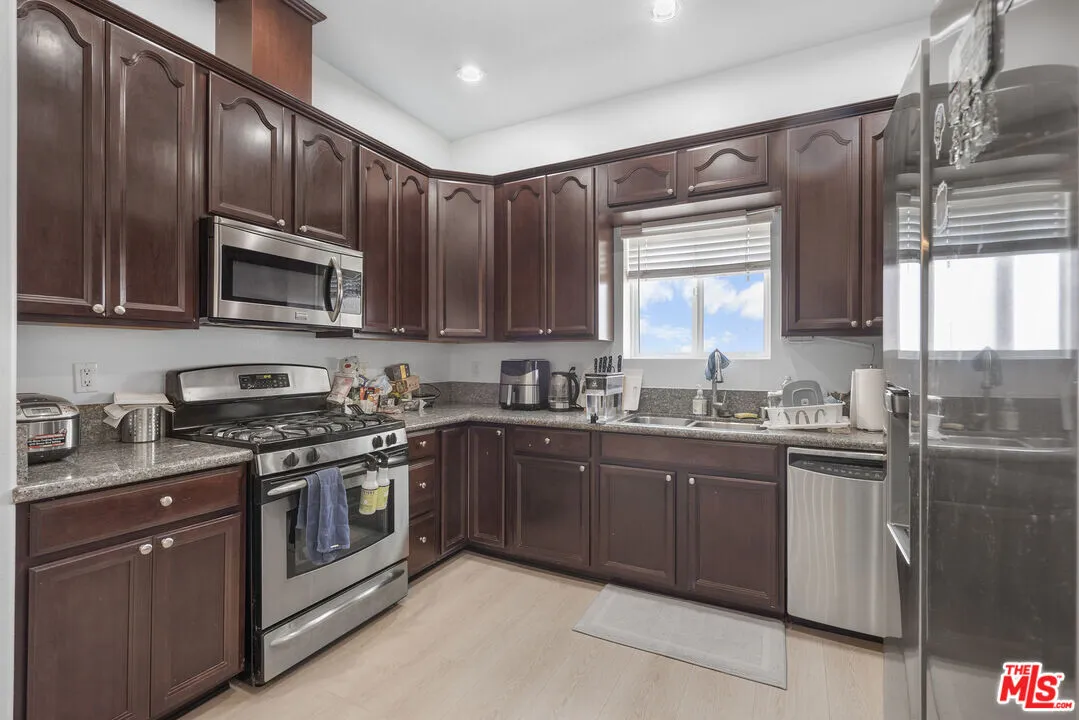 한인타운 콘도
						2005년생, 방2 화장실3, 약 1400 sf, 오픈구조, 꼭대기층, 발코니, 편리한 위치
						콘도  Los Angeles CA's preview 0