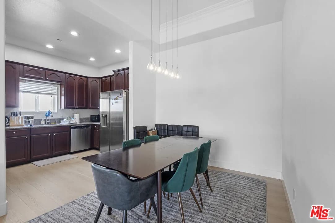 한인타운 콘도
						2005년생, 방2 화장실3, 약 1400 sf, 오픈구조, 꼭대기층, 발코니, 편리한 위치
						콘도  Los Angeles CA's preview 1