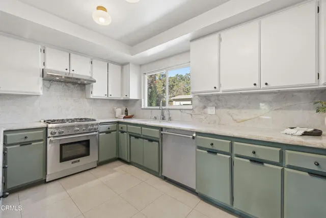 라카나다 하우스 
						방4 화장실4, 건평 약 2600 sf, 랏 약 11,800 sf
						주택  La Canada Flintridge CA's preview 0